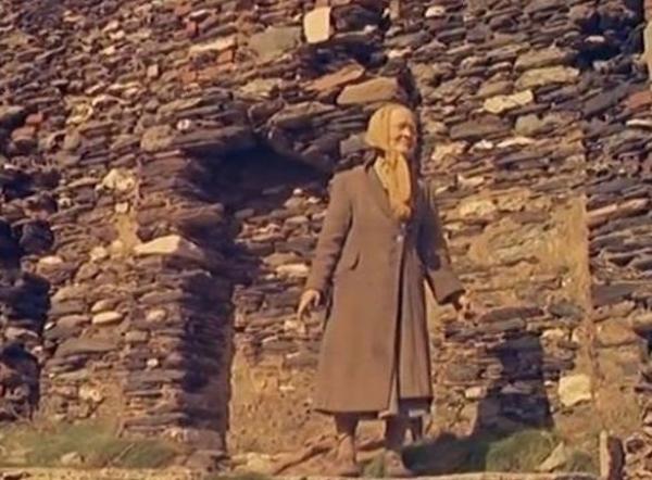 بريطانية تعيش بمفردها في قرية مهجورة لأكثر من 45 عاما